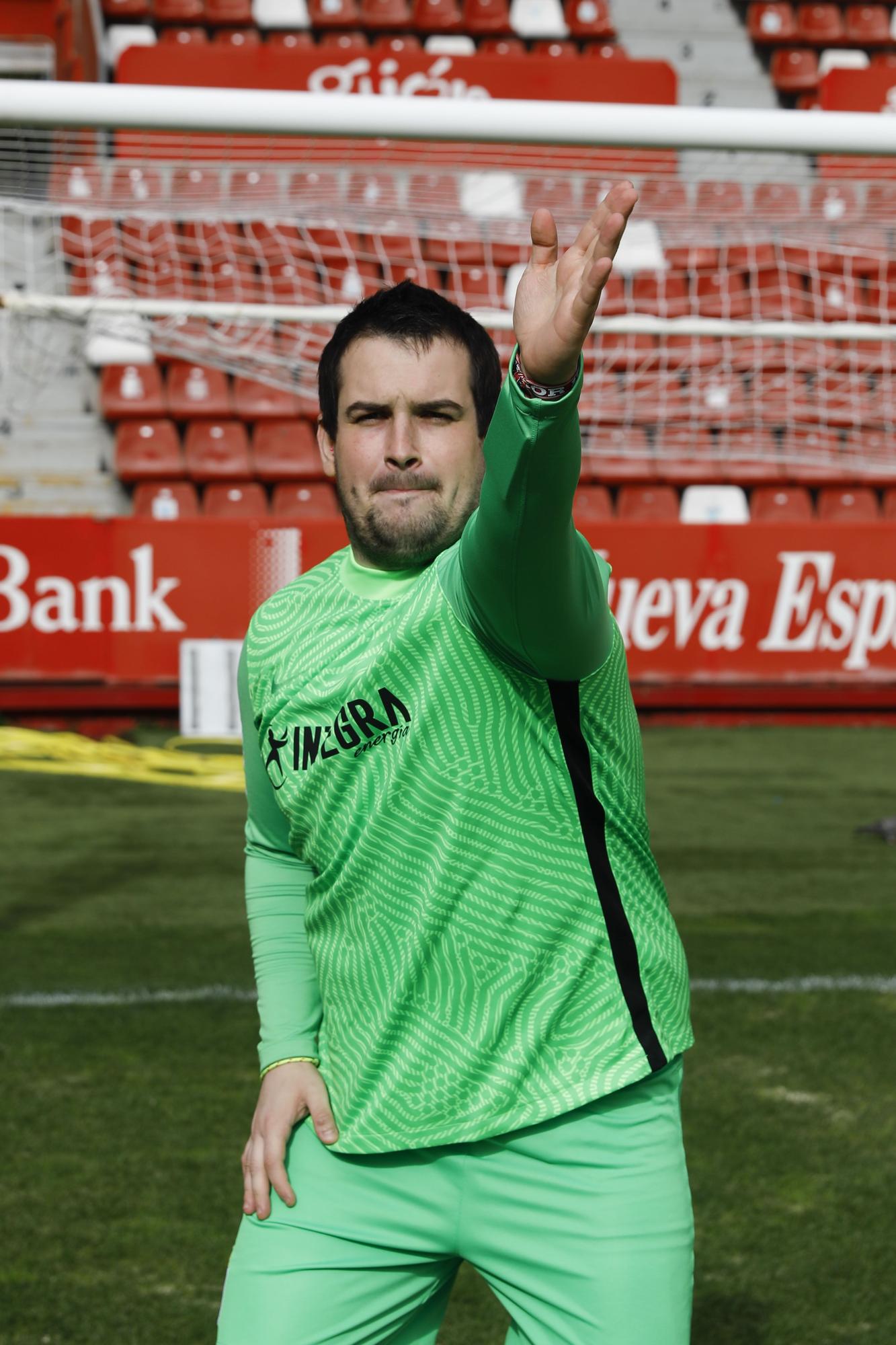 Los aficionados del Oviedo y del Sporting se visten de jugadores para el derbi