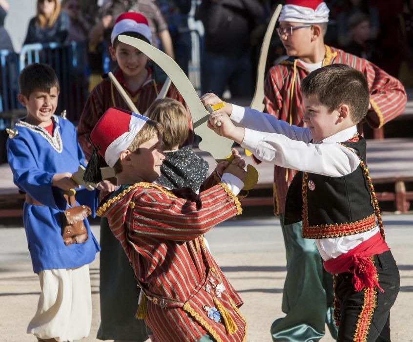 Un centenar de chavales, integrantes de las comparsas de San Vicente, celebran por segundo año la Embajada Infantil a las puertas del Castillo.