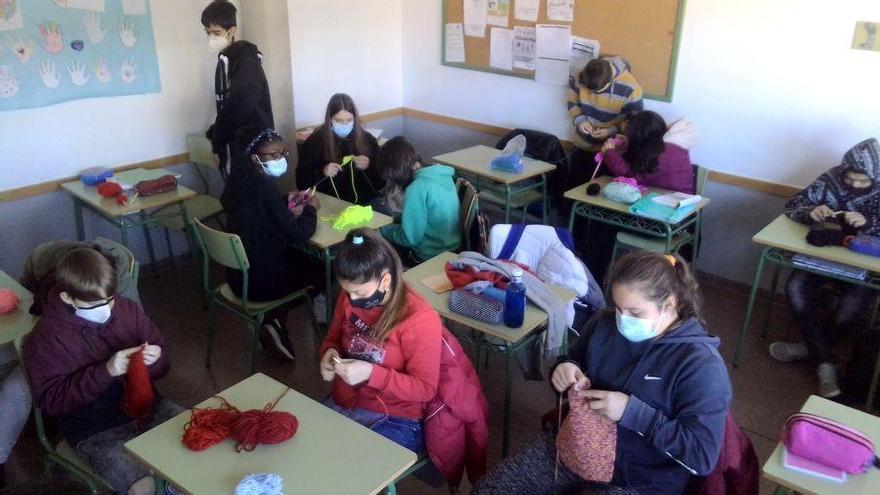 Los estudiantes de PMAR del IES La Azucarera aprenden a tejer