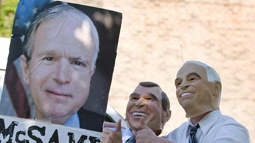 Cody Oliphant como el presidente George W. Bush (i) y Robert Doeckel (d) como el aspirante repúblicano a la presidencia John McCain (d) bromean ante la inminente visita de John McCain junto con su esposa Cindy a la ciudad Racine, Wisconsin, Estados Unidos