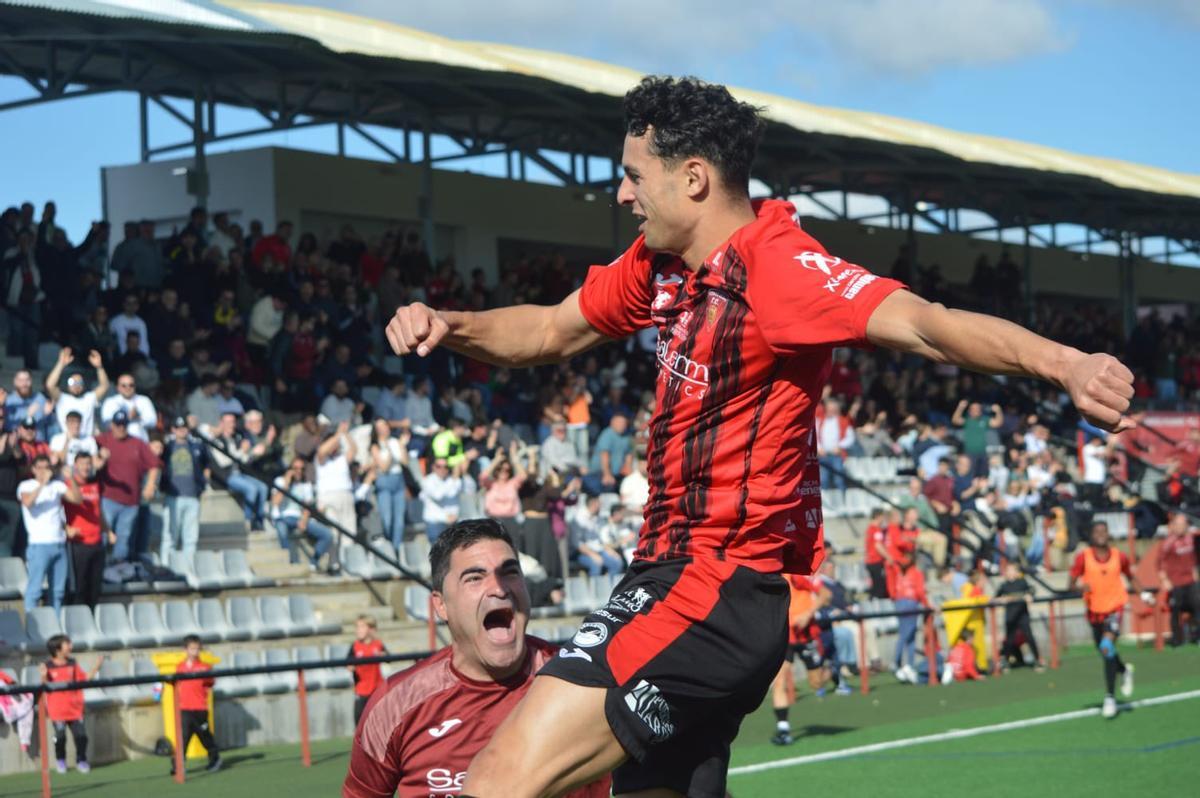 Zaca, jugador del Salerm, celebra un gol en el Manuel Polinario.