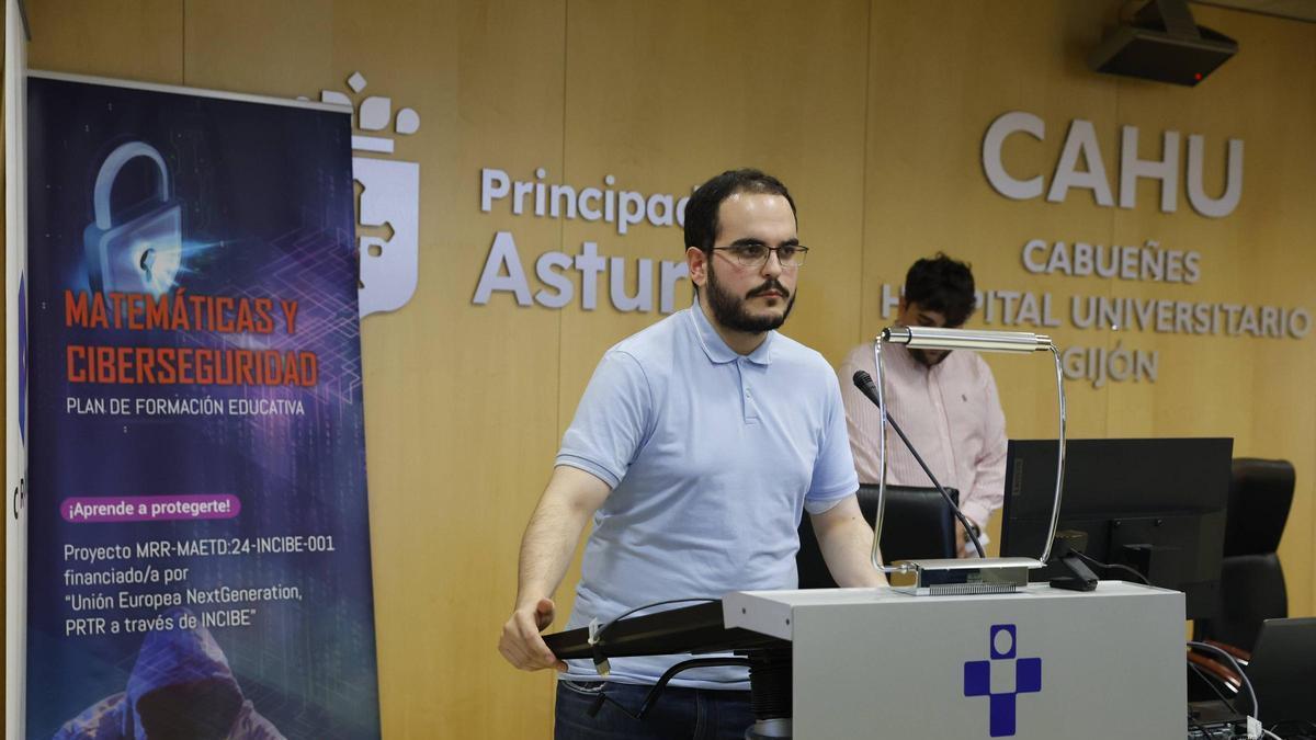 La segunda de las charlas de ciberseguridad en el Hospital de Cabueñes.