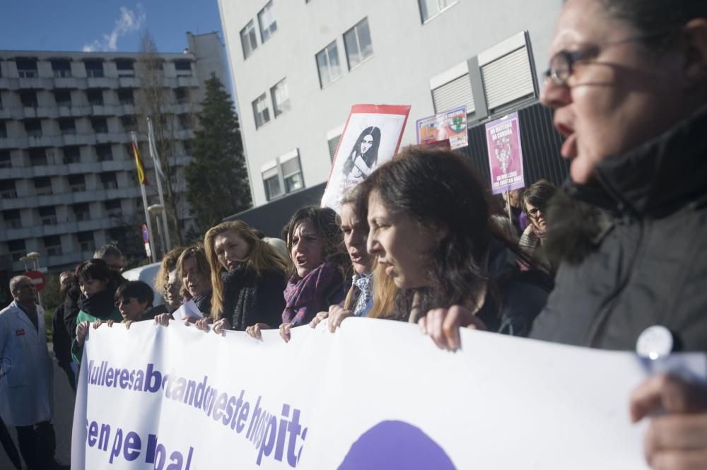 Concentración para reclamar un trato digno a mujeres sometidas a abortos