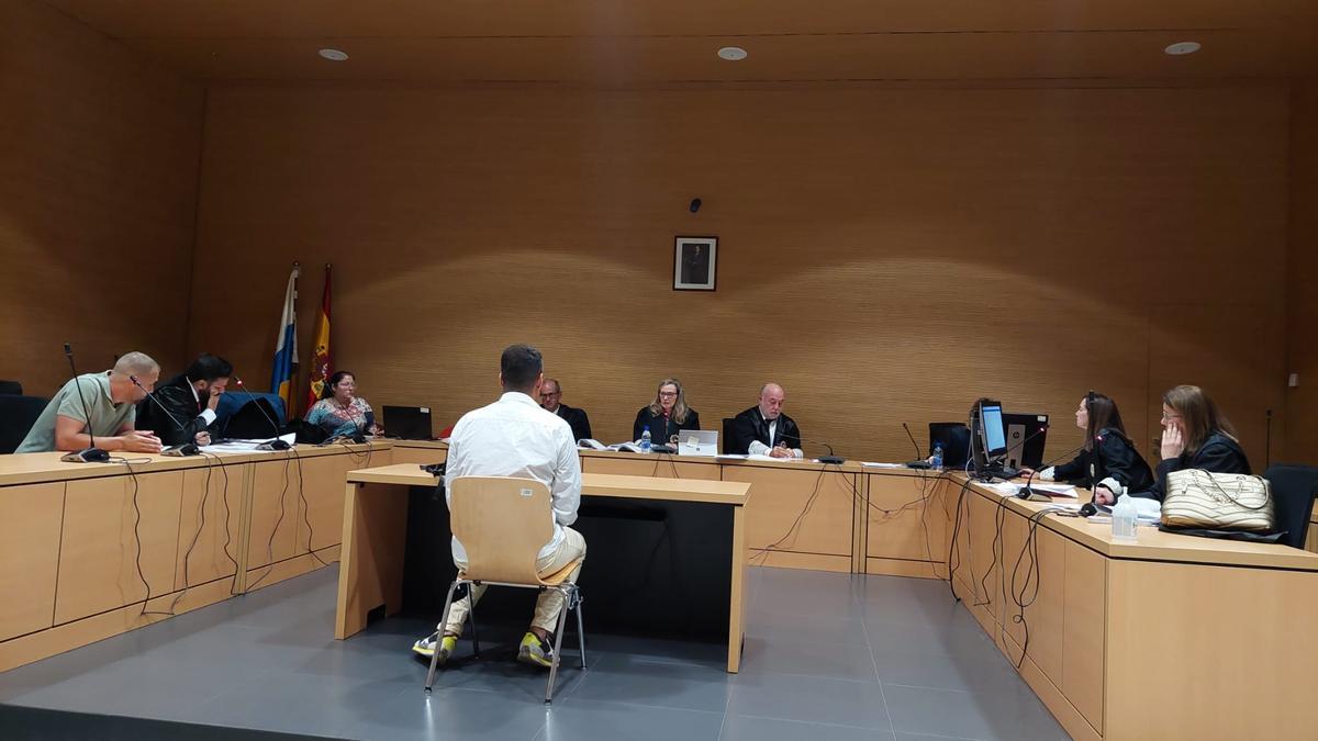 Momento de la declaración del acusado por agresión sexual durante el juicio celebrado en la Audiencia Provincial de Las Palmas.