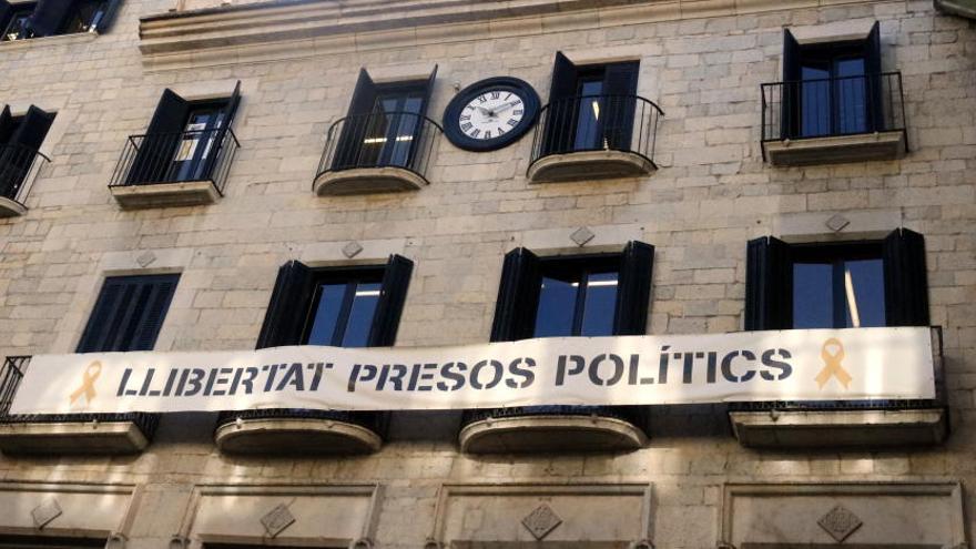 Retiren de l&#039;Ajuntament de Girona la pancarta en suport dels presos