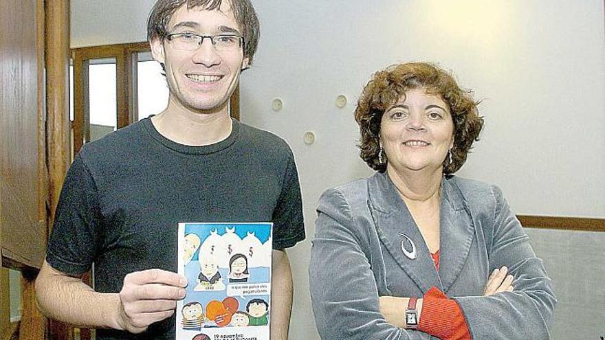 Estevo Sánchez, con un panfleto de los CAEF, y Carmen García, antes del debate