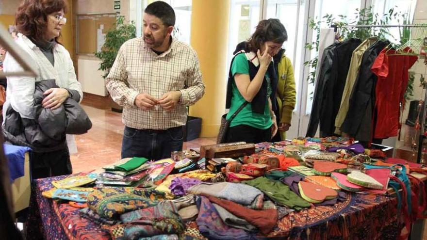 Mercadillo solidario en Magisterio