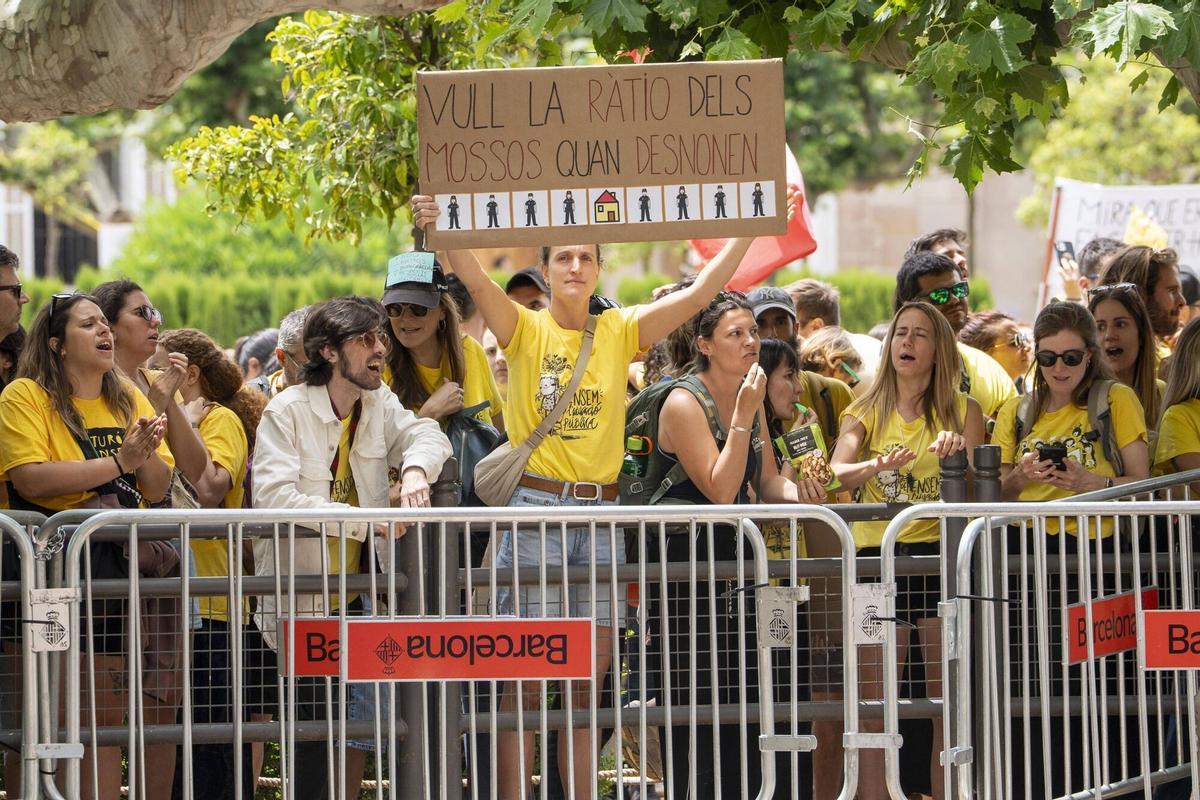 Manifestantes participan en una marcha por el centro de Barcelona durante una jornada de protesta del sector educativo