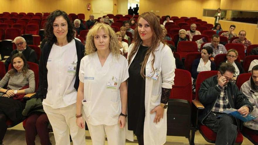 Por la izquierda, Ana Belén Ferreiro, Soraya Gamazo y Lucrecia Mendoza, en el salón de actos de Cabueñes, antes de iniciar la jornada de formación con pacientes y familiares.