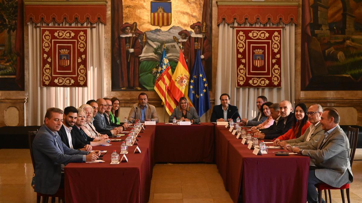La presidenta de la Diputación, Marta Barrachina, junto a los representantes de los 16 municipios del litoral de la provincia.