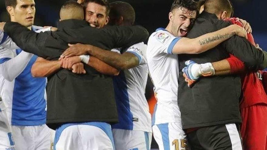 Los jugadores del Leganés se abrazan para celebrar la clasificación.