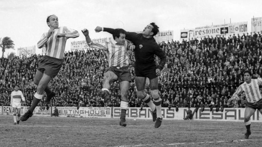 Pazos despeja de puño ante el mítico Di Stéfano en un Elche-Español (2-1) disputado en Altabix el 17 de enero de 1965.