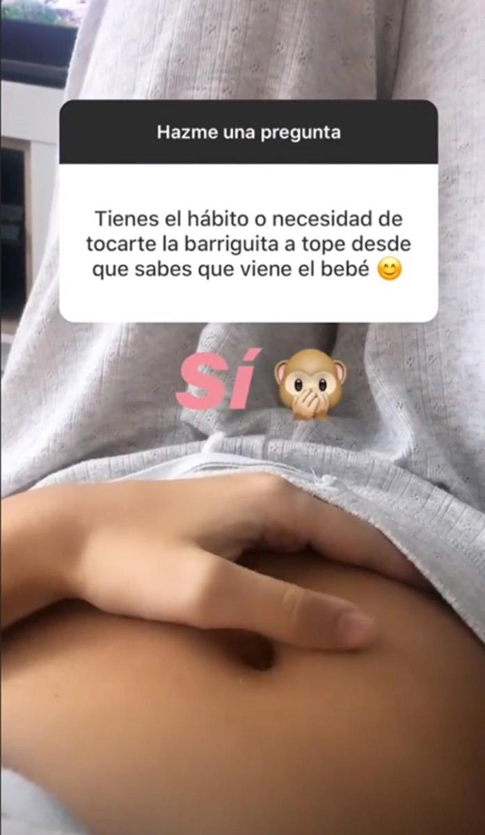 Laura Escanes se toca la barriga