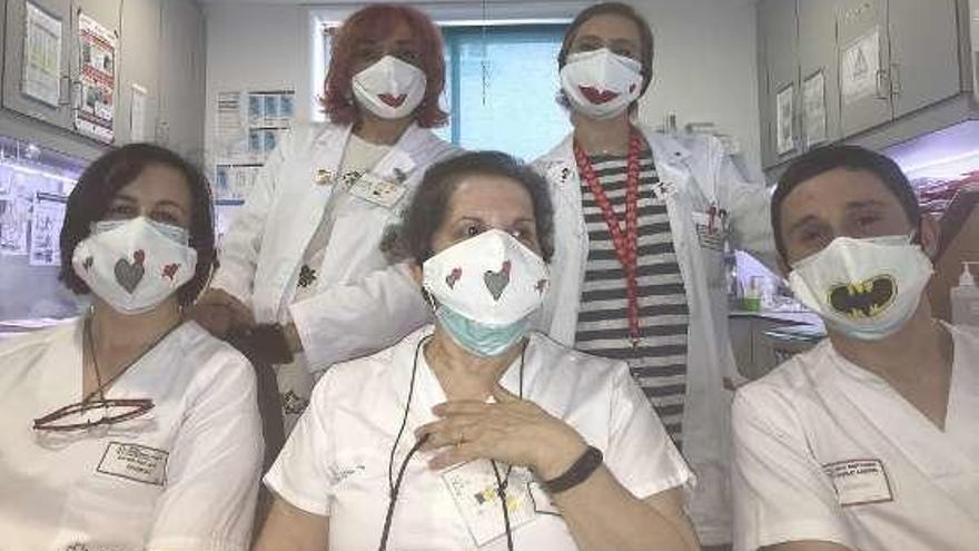 De izqda. a dcha, de pie: Laura Lizancos, maestra del Materno, y Cristina Rodríguez, trabajadora social; sentados: María, Felisa y Xan, enfermeros.