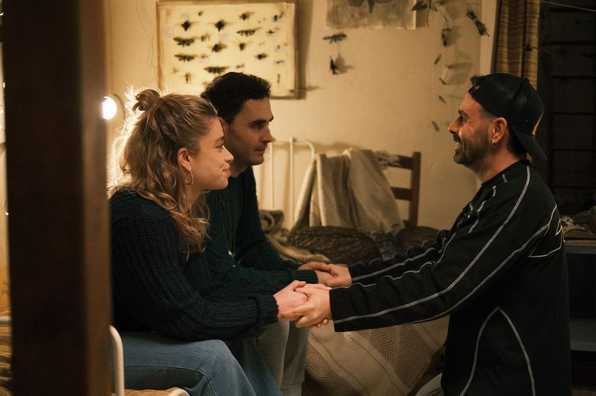 Checa, con los actores Cinta Ramírez y Albert Sirvent, en el rodaje de "El canto de la chicharra"