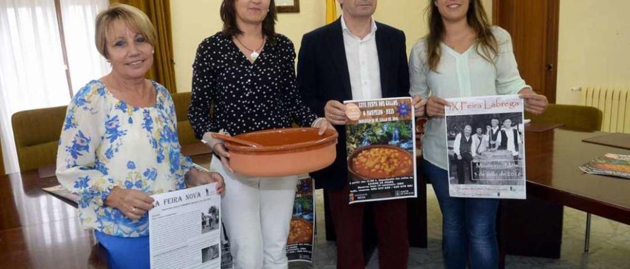 Representantes del Concello y de Cabemeis, en la presentación de las actividades festivas. // Noé Parga