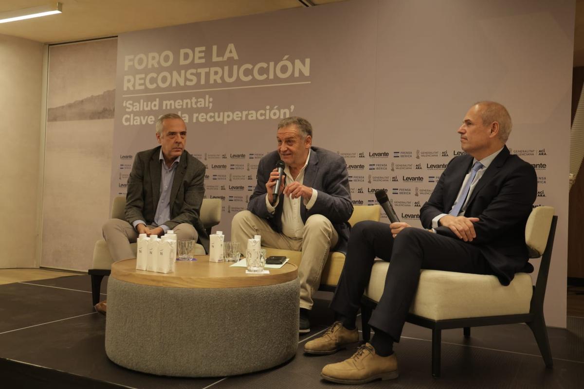 El director general de Salud Mental, Bartolomé Pérez (al centro); junto con los responsables del Peset, José María Martínez Raga, y La Fe, Alberto Domínguez.