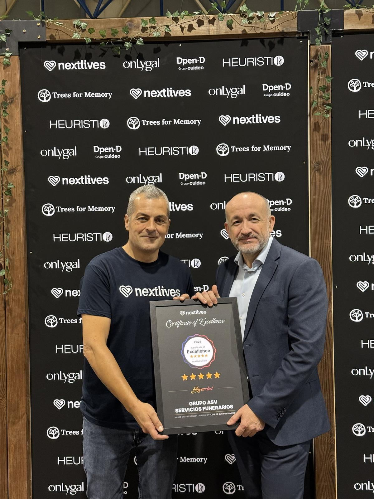 Entrega del certificado a Fernando Guntinyas