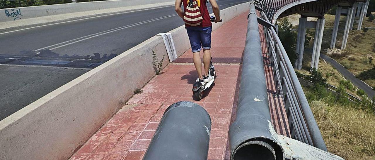 Panorámica del puente en la que se pueden apreciar las deficiencias en la junta de dilatación, además de una barandilla rota.