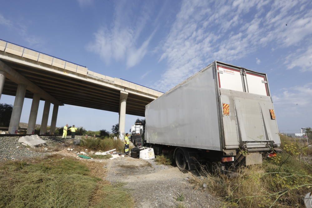 Tres personas han resultado heridas en un aparatoso accidente ocurrido poco antes de las tres de la tarde en la carretera que da acceso al aeropuerto, la N-338.