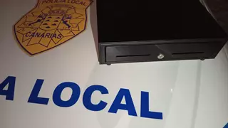 Séptimo robo en un comercio en Triana en solo 17 días: un joven rompe la reja y sustrae la caja registradora