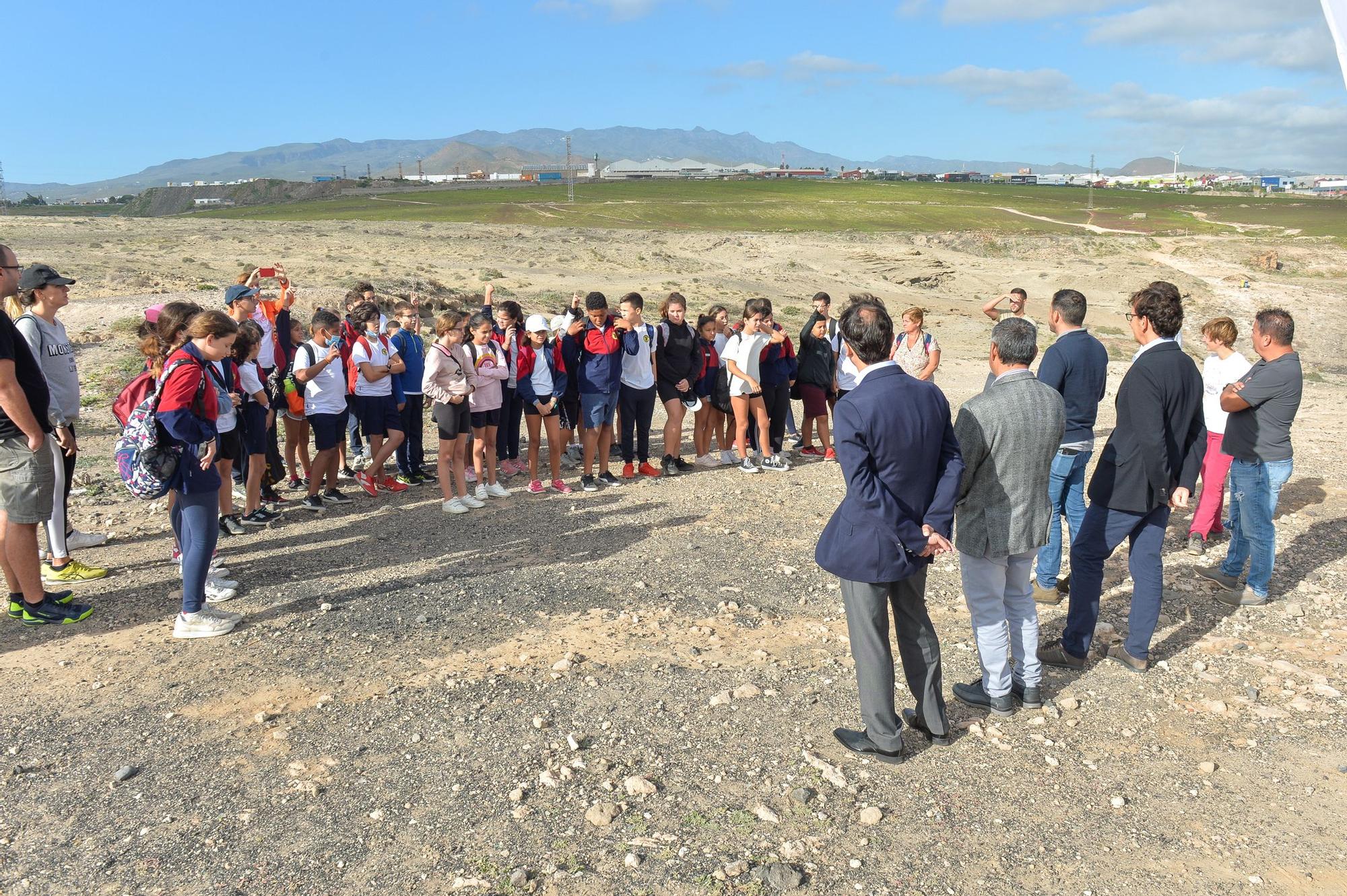 Los alumnos del Saulo Torón limpian la playa de Aguadulce