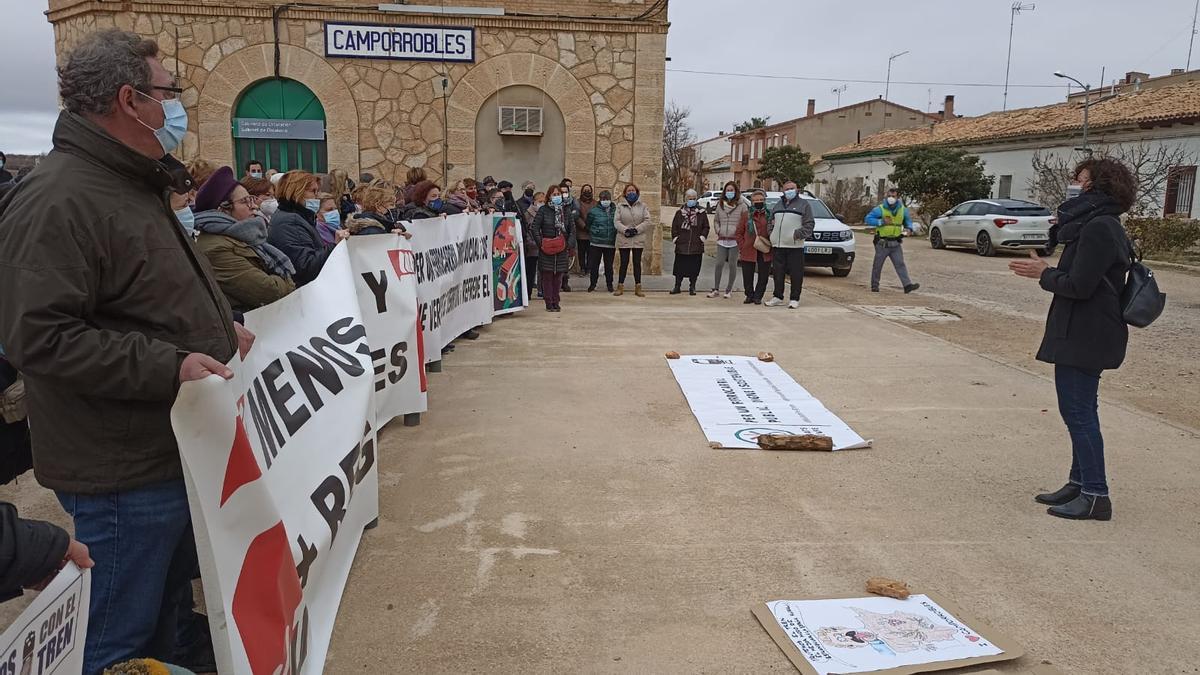 Protesta contra el cierre de la línea del ferrocarril en Camporrobles, que los vecinos organizan desde marzo de 2021.