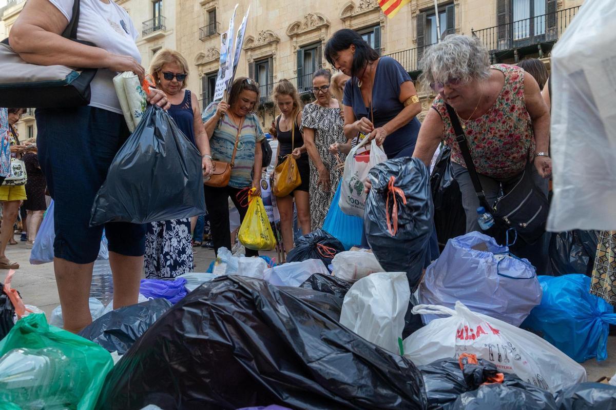 El malestar por la limpieza en Alicante se traslada a la calle