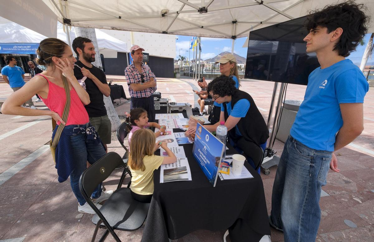 La ULPGC convierte el entorno del Poema del Mar en una gran feria científica al aire libre