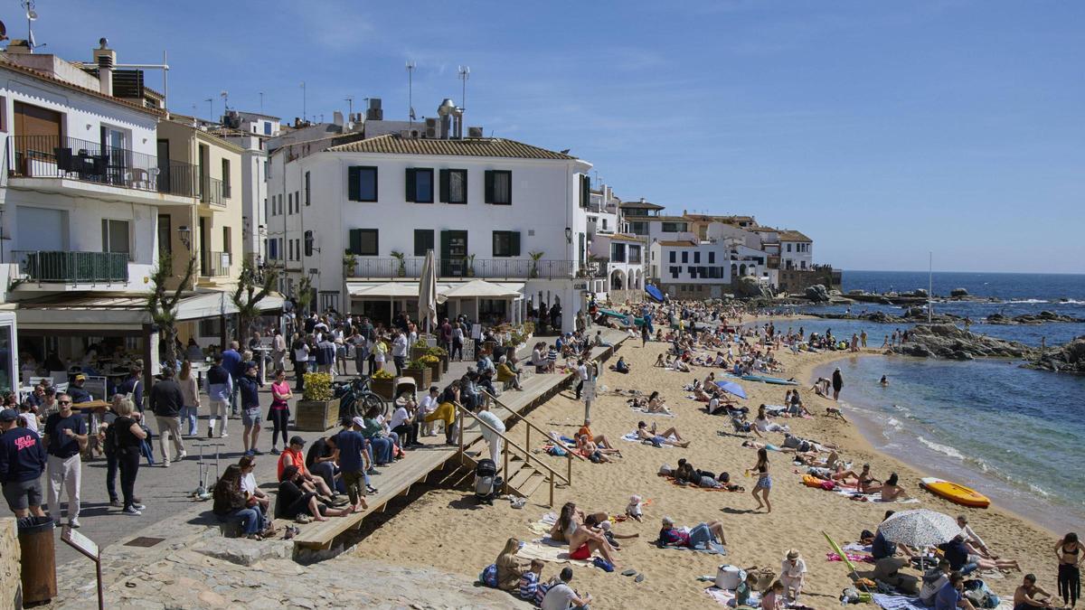 Ambient a la platja en un diumenge de calor a Calella de Palafrugell durant la Semana Santa.