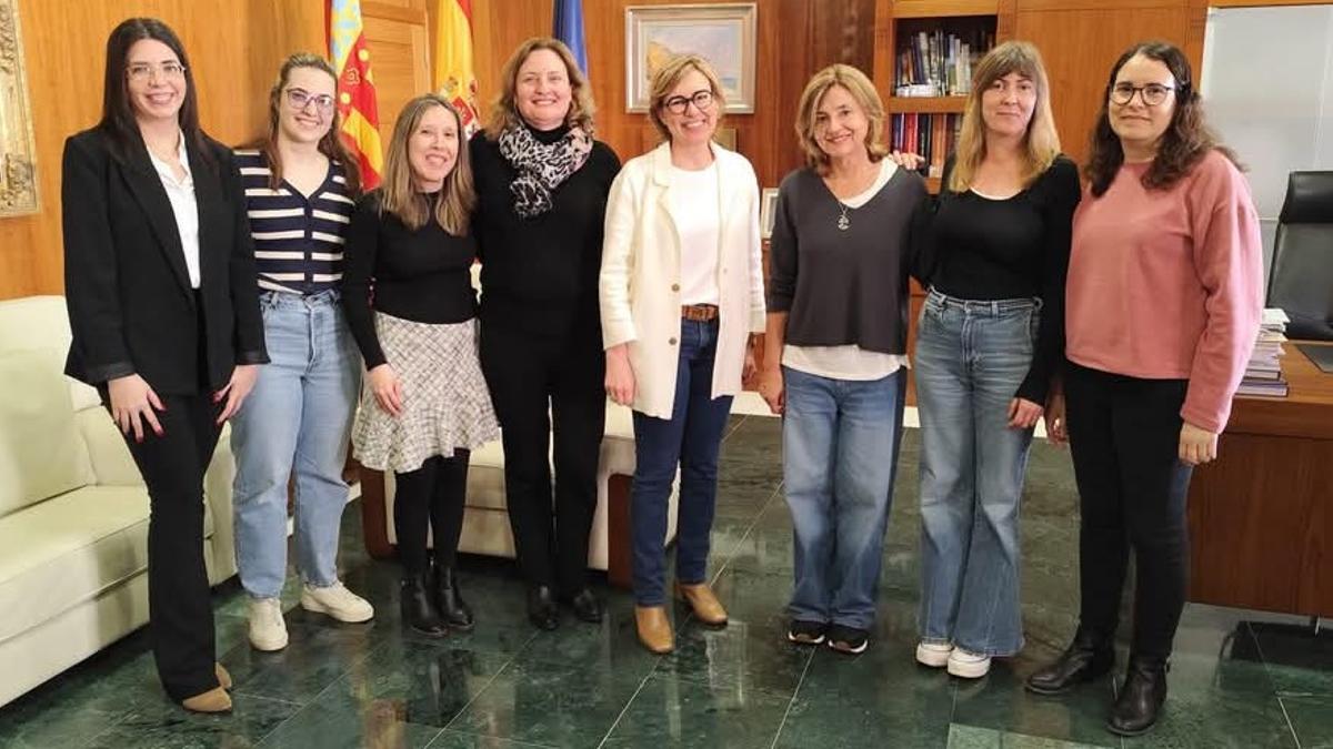 Las concejalas de Personal y Servicios Sociales, Fátima Jarjor y Raquel Violero, las cinco nuevas trabajadoras y la alcaldesa, Rosa Cardona