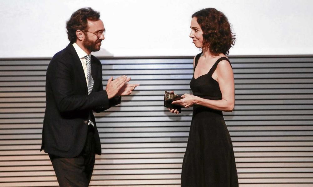 Aitor Moll, consejero delegado de Prensa Ibérica, entregó su galardón a la diseñadora de moda Rosa Esteva (Cortana).