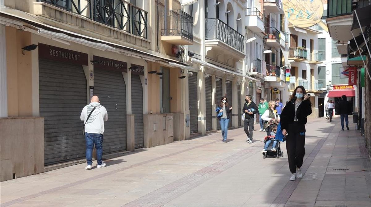 Una calle céntrica de Sitges, con poca gente paseando, el sábado de Carnaval