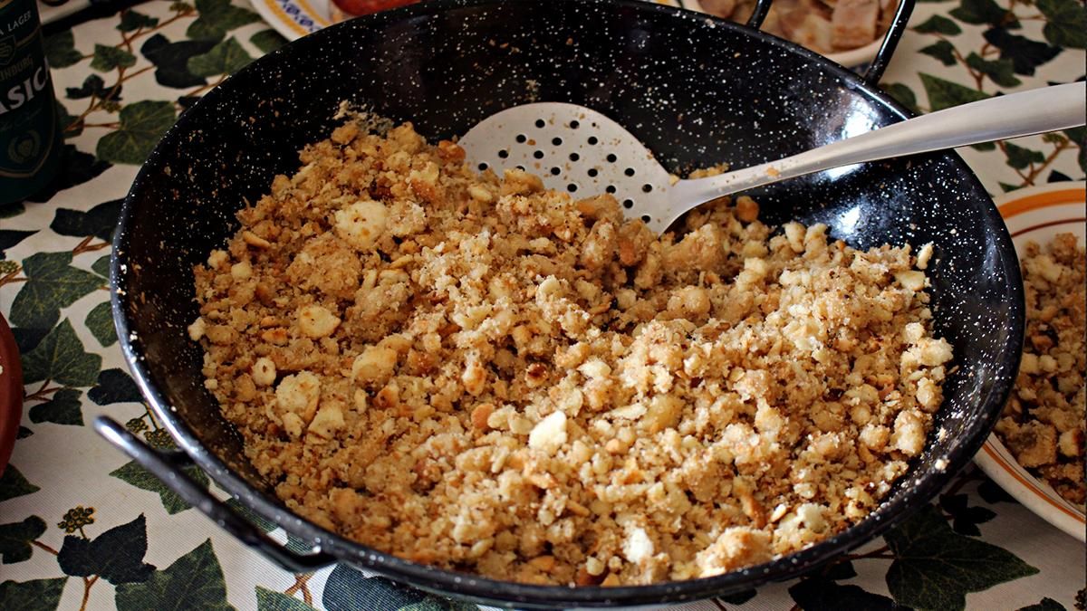 Las migas, uno de los platos más queridos de la gastronomía local, se preparan y reparten de forma gratuita en el Paseo durante el tradicional Día de las Migas, el 31 de diciembre