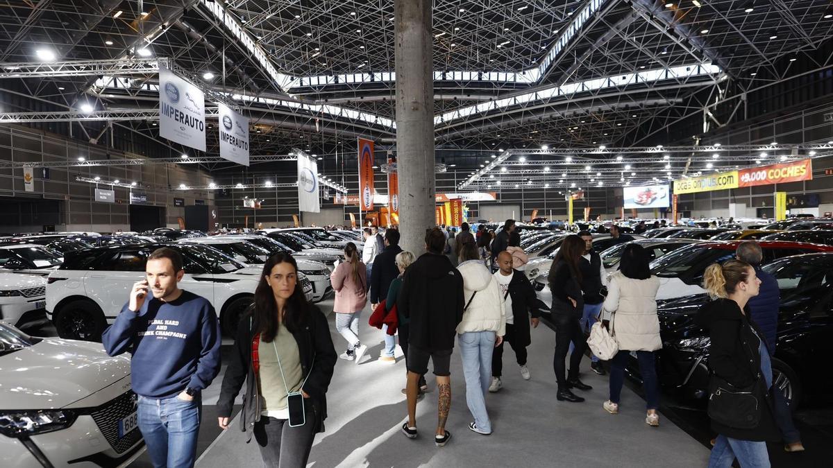 Cientos de coches expuestos en la Feria del Automóvil de 2024.