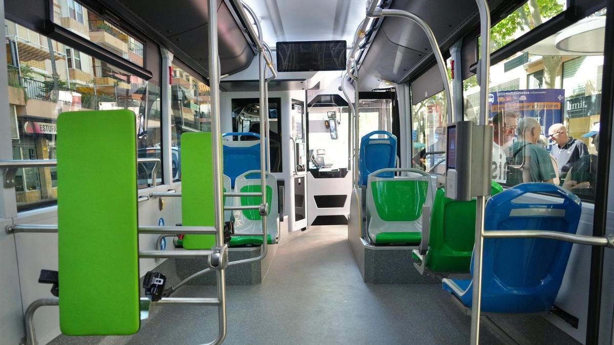 Interior de uno de los nuevos buses eléctricos de la EMT de Palma, con asientos prioritarios debidamente señalizados para personas mayores, embarazadas o con movilidad reducida.