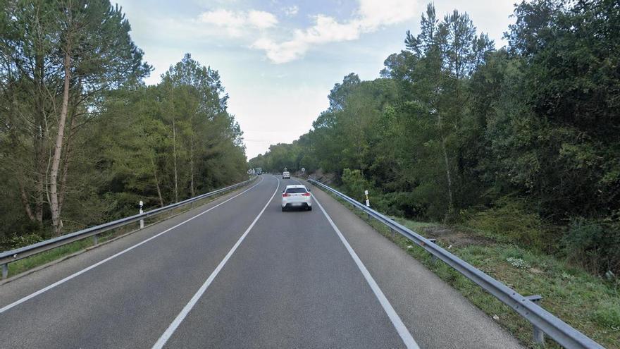 Un xoc frontal entre dues furgonetes talla la variant de Girona
