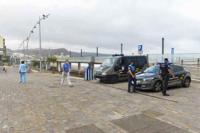 25-08-2020 LAS PALMAS DE GRAN CANARIA. Reportaje en la playa de Las Canteras (La Cícer) con las nuevas medidas Covid. Fotógrafo: ANDRES CRUZ  | 25/08/2020 | Fotógrafo: Andrés Cruz