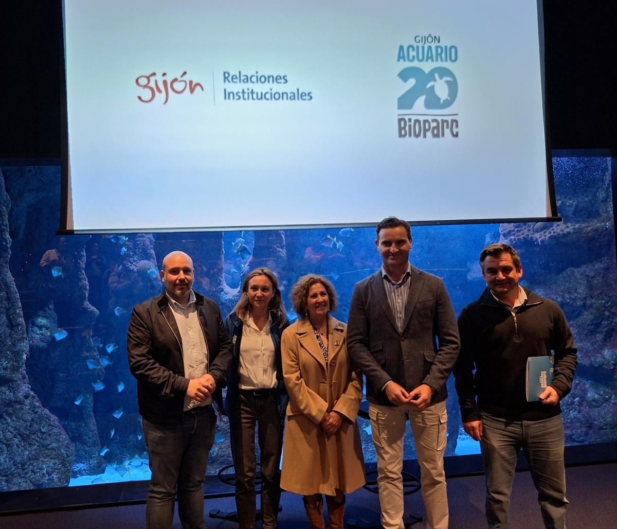 Por la izquierda, Marcos Da Rocha, Susana Acle, Flor Guardado, Jorge González-Palacios y Alejandro Beneit, este martes en el auditorio del Bioparc Acuario de Gijón.