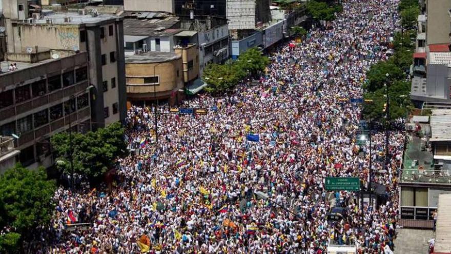 Multitudinaria manifestación, ayer, en Caracas para exigir la celebración del referéndum revocatorio contra Maduro. // Efe