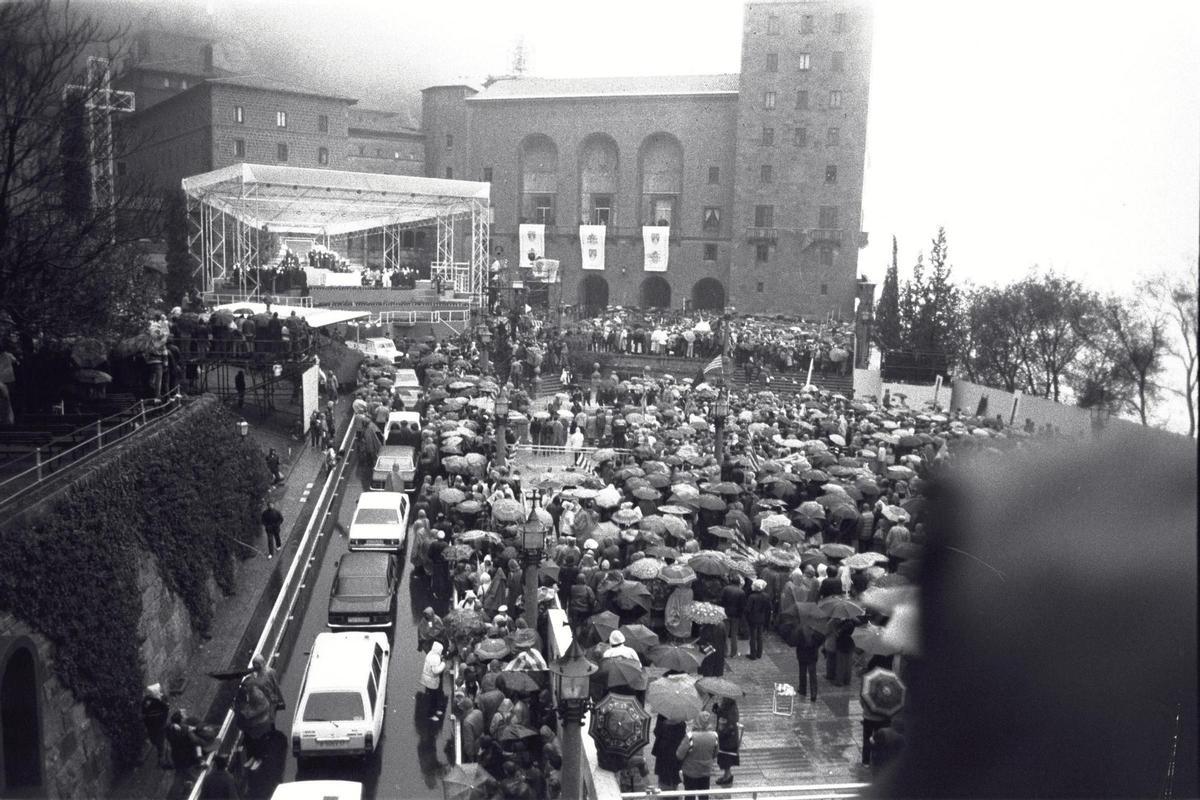 Vista general de la plaça de Santa Maria i l'escenari habilitat per a la missa que havia d'oficiar Joan Pau II