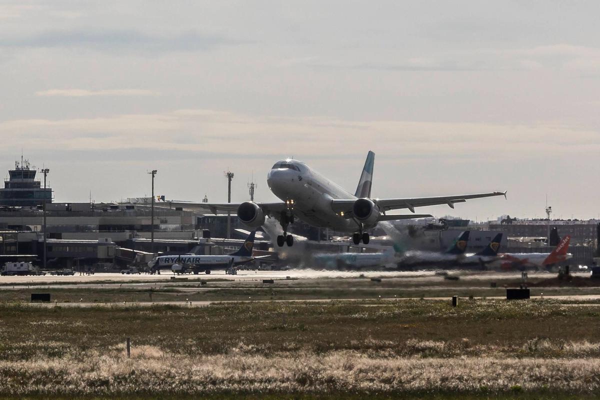 Un avión despega en el aeropuerto de València