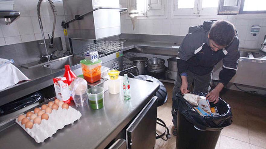 El responsable d&#039;un restaurant de Cassà llença menjar fet malbé a causa de l&#039;apagada del 8 de març de 2010.