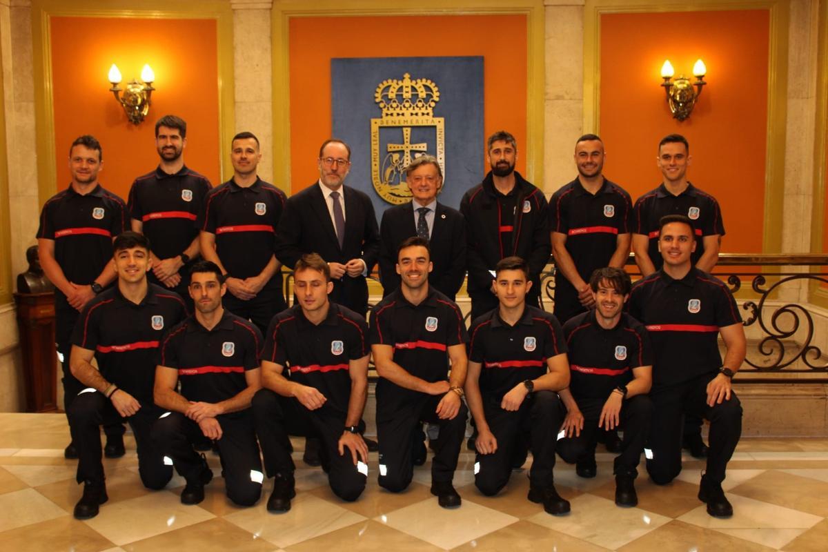 Los nuevos miembros del Servicio de Extinción de Incendios y Salvamento posan con el concejal de Seguridad Ciudadana, José Ramón Prado, y con el primer teniente de alcalde, Mario Arias.