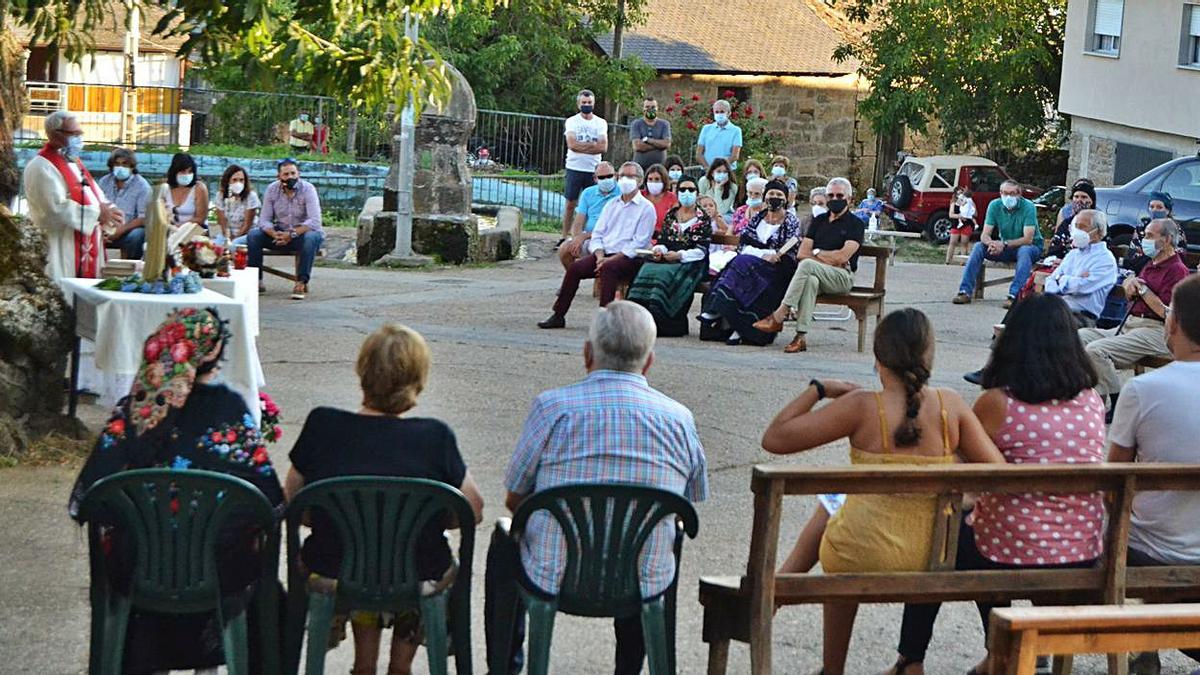 Acto de celebración de la misa en la plaza de Cervantes. | A. S.