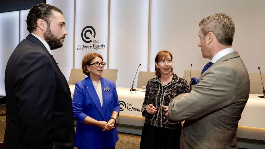 Alfredo Leonard, Catherine Fautrier-Rousseau, Eva Descarrega y Manuel Ruiz de Bucesta, ayer, en el Club LA NUEVA ESPAÑA. | JUAN PLAZA