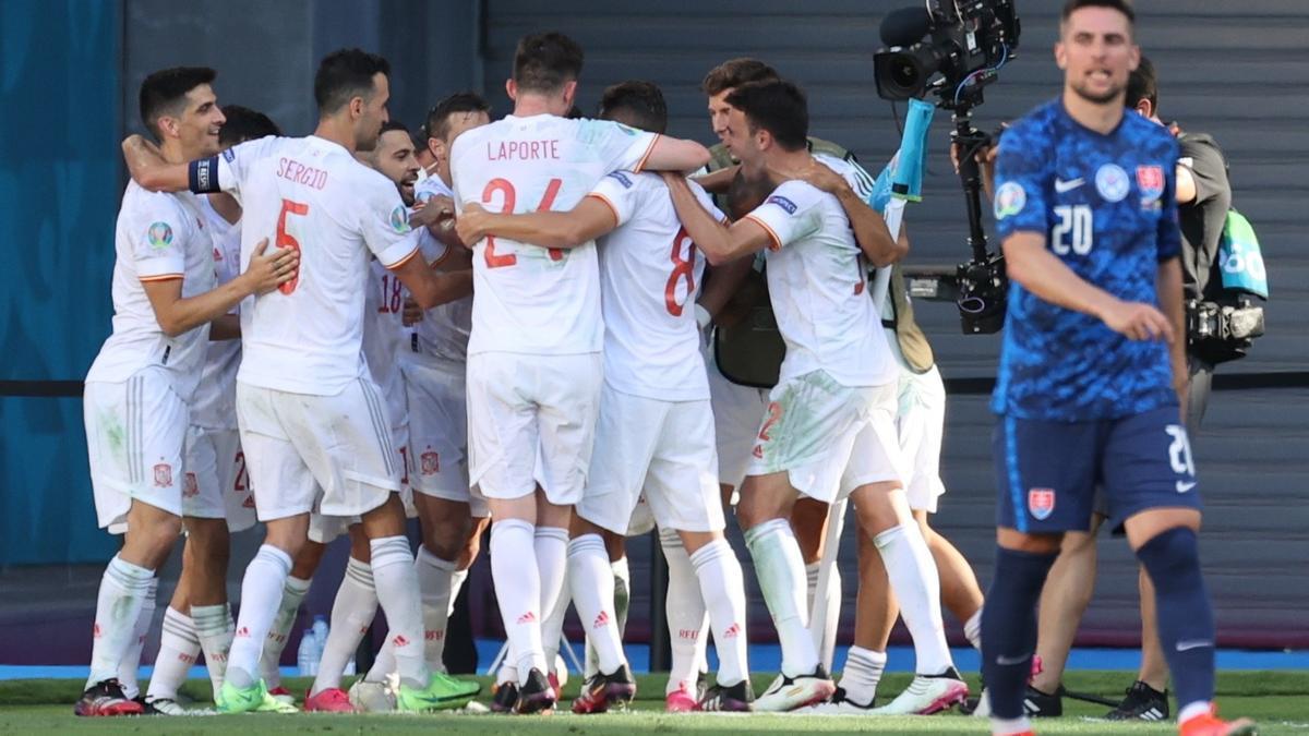 Els jugadors de la selecció espanyola celebren el gol de Ferran Torres