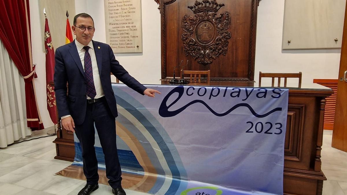 El edil de Medio Ambiente, José Luis Ruiz, con la bandera ‘ecoplayas’ que será izada en la cala de Calnegre.