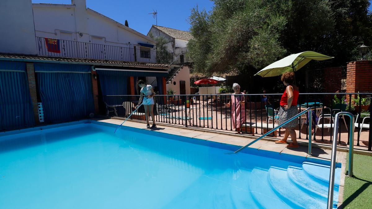 Con la llegada del calor, muchos andaluces continúan expectantes ante las posibles restricciones en el llenado de sus piscinas particulares,