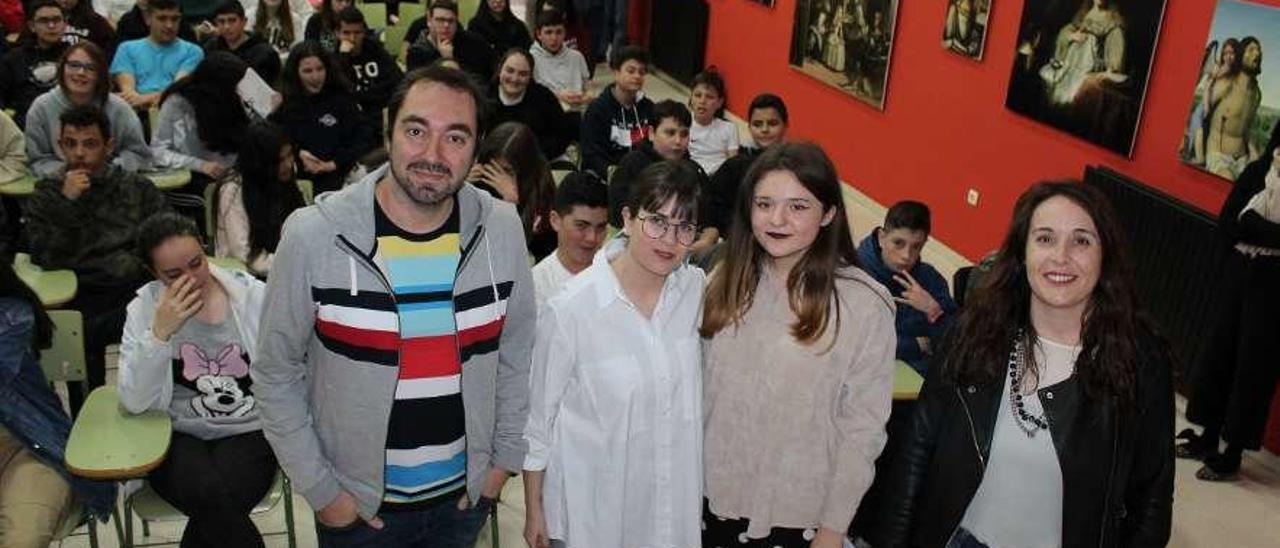 Nando López junto a la docente Natalia Riego, la alumna Julia Gayol y la profesora María Meitín.